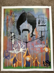 Firmado Blink 182 Tom Delonge “Boomer Loves Boobies” Litografía Impresión RARO 30x24 - Imagen 1 de 8