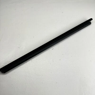 Tira de riel de sellado de ventana de puerta trasera izquierda Mercedes W211 E350 2006-2009 OEM Foto 1 de 4