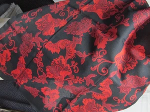 ""ROTES BLUMENDESIGN AUF SCHWARZEM HINTERGRUND" - SCHAL - VIKTORIANISCHES DESIGN - Bild 1 von 2