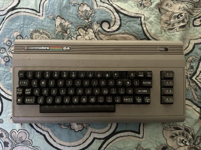 Consola de computadora retro Commodore C64 + con enchufe + recapitulada + disipadores de calor ¡Funciona! LEER Foto 1 de 4