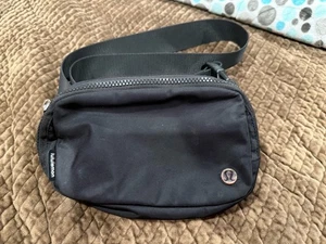 Usado en Excelente Condición Negro Lululemon Everywhere 1L Riñonera Bandolera Bolso Cinturón - Imagen 1 de 4