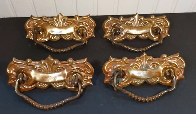 Juego de 4 tiradores de gabinete de cajón antiguos ornamentados respaldos de latón estampados con fianzas de hierro Foto 1 de 4