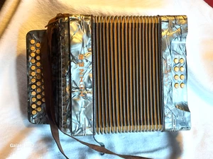 Vintage Hohner Club 2 B Victoria Ziehharmonica mit 8 Bässen und 30 Diskanttasten - Bild 1 von 13