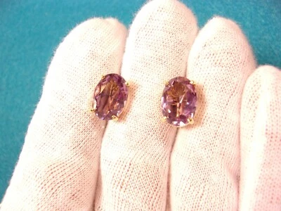 PAR DE ARETES ATORNILLADOS DE AMATISTA MORADA PROFUNDA Y ORO AMARILLO DE 14K COMO NUEVOS Foto 1 de 4