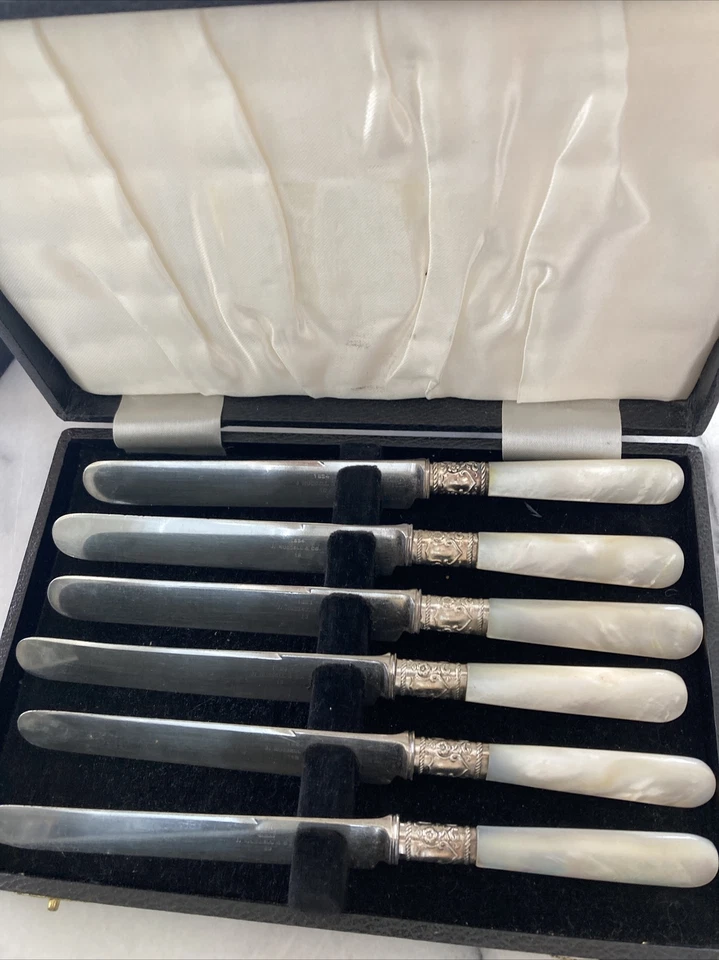 Cuchillos de cena vintage con mango de banda esterlina y fregona con caja formada Russel 1834 Foto 1 de 4