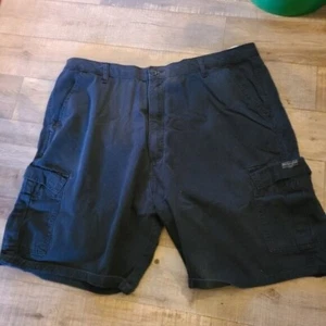 WRANGER DUNKELBLAUE HERRENSHORTS MIT 6 TASCHEN GRÖSSE 42 - Bild 1 von 3