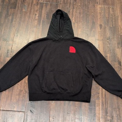 Sudadera pulóver suave con logotipo negro rojo grande The North Face para mujer Foto 1 de 4