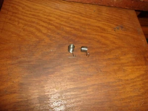 QTY (2) MOLLA PRESA FILO 32-1 SINGER VINTAGE 007335, 7335 SINGER - Foto 1 di 1
