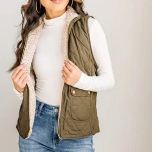 Grace & Lace Quilted Reversible Vest Size XS Olive Green and Ivory Sherpa Warm - Picture 1 of 15