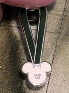 Spilla completa cordino verde WDW 2010 Topolino nascosta PWP Disney RARA cacciatrice - Foto 1 di 3