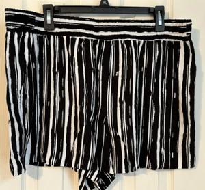 Women's Apt 9 Print Challis Black White Mid Rise Pull On Shorts Size XL NWT - Picture 1 of 3