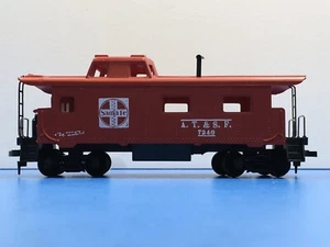 HO Scale “ATSF Santa Fe” 7240 Freight Train Caboose Car #4 - Picture 1 of 12