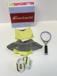 American Girl Doll GONNA DA TENNIS set con scatola vestito racchetta come da foto 2011 usato in ottime condizioni - Foto 1 di 8