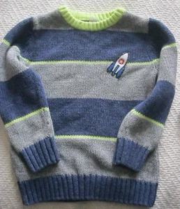 TU (Sainsbury) grau/blau gestreifter Pullover, Raketenapplikation. Alter 3 - 4 Jahre. - Bild 1 von 8