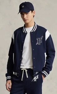 Neu mit Etikett Polo Ralph Lauren marineblaue Letterman Baseballjacke für Herren Gothic "P" Logo - Gr. L - Bild 1 von 4