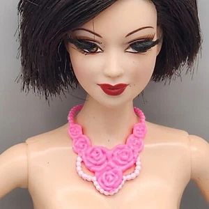 BARBIE EXTRA SCHMUCK ROSA ROSEN HALSKETTE MODE PUPPE ZUBEHÖR - Bild 1 von 6