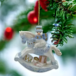 Figura de cerámica pastel vintage adorno de Navidad para bebé muñeco de nieve en caballo mecedor - Imagen 1 de 8