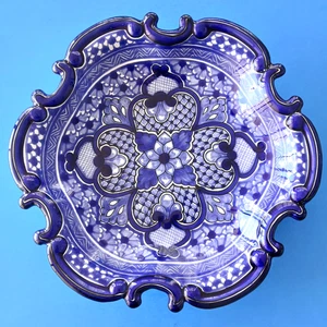 HERNANDEZ Puebla Mexico Talavera Signed Pottery Plate 12.75” Blue, White Stylish - Picture 1 of 5