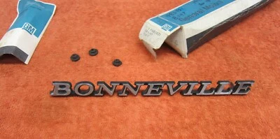 NOS 1971-1972 PONTIAC BONNEVILLE FRONT FENDER EMBLEM GM 483921 - Image 1 of 2