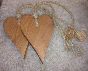 Handgefertigte mittelgroße Eiche lange Holz Herz Raffhalter mit Juteseil und Knopf Krawatte - Bild 1 von 1