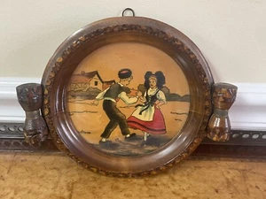 Vintage französisches Jean Claude Boli Volkskunst Tablett Holz Gemälde europäisches Paar - Bild 1 von 7