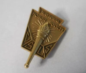 Prendedor vintage de solapa/sombrero/corbata de la Sociedad Nacional de Honor tono dorado, antorcha, CSLS - Imagen 1 de 5