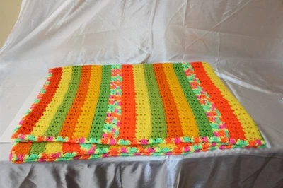 Cobertor vintage de crochê feito à mão brilhante multicolorido design retrô meados do século - Imagem 1 de 3