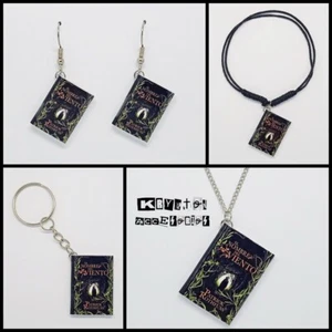 Accesorios Mini Libro EL NOMBRE DEL VIENTO Kvothe THE NAME OF THE WIND Colgante - Imagen 1 de 25