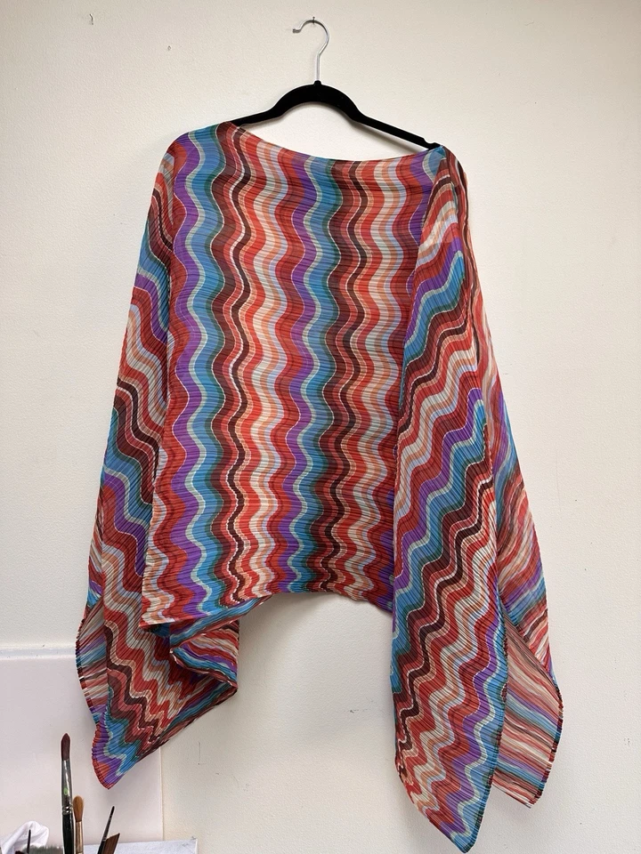 Top de caftán a rayas colorido Pleats Please Issue Miyake Foto 1 de 4