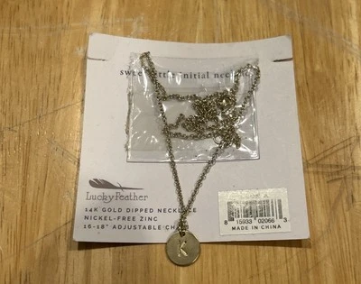 Collar Lucky Feather Letra “K” - Oro 14k Sumergido (Cadena 16-18”) Foto 1 de 2