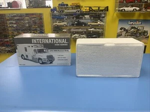 FIRST GEAR INTERNATIONAL 4400 SERIES W/ EMS RESCUE BODY CHICAGO FIRE DEPT. NEW - Picture 1 of 13