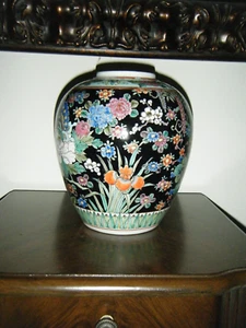 ASIATISCHE PORZELLANVASE SCHWARZER HINTERGRUND MIT BUNTEN BLUMEN - Bild 1 von 21