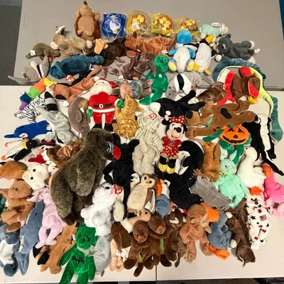 ~~ LOTE DE 69 TY BEANIE BABY Y OTRAS MARCAS PELUCHES COLECCIONABLES PAQUETE INMOBILIARIO Foto 1 de 4