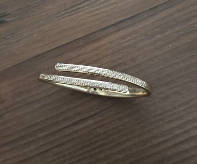 PULSERA SUPERPUESTA WHBM TONO DORADO PAVÉ CON CIRCONITAS CÚBICAS NUEVA SIN ETIQUETAS $50.00 Foto 1 de 3