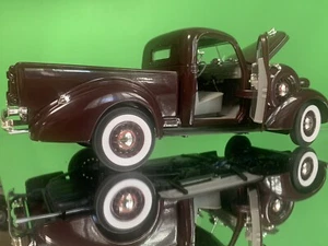 Road Signature 1/18 Scale 92458 – 1937 Studebaker Coupe Express Pick Up Burgundy - Picture 1 of 17