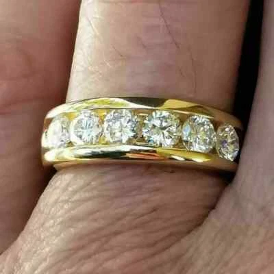 Anillo de boda de diamantes de corte redondo de 2 quilates creado en laboratorio enchapado en oro amarillo de 14 quilates para hombre Foto 1 de 4