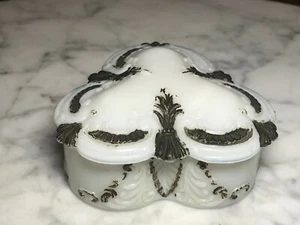 Caja de baratijas victoriana vidrio de leche diseño en relieve 3 vieiras 4"x 2 # 55 fondo - Imagen 1 de 10
