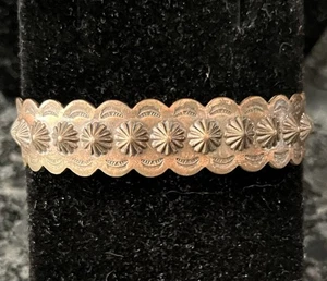 Bracciale vintage in rame nativi americani sud-occidentali con design freccia e scudo - Foto 1 di 3