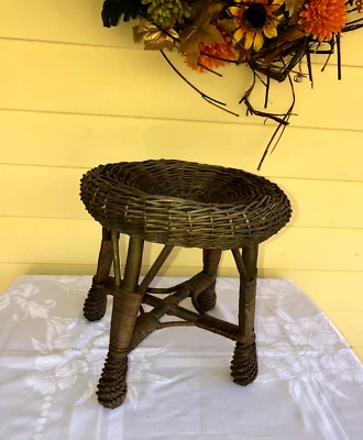 De colección Mediados de Siglo Pequeño Mimbre Ratán Taburete Redondo Soporte para Plantas Elevador Granja Elegante Foto 1 de 4