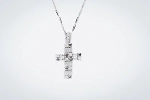 Collana uomo oro bianco 750% con croce pavè brillante diamante 0.30 ct F/color - Foto 1 di 6