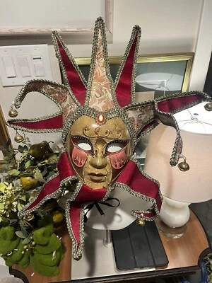 Máscara Bufón Vendrían Vintage - Diseño Dorado, Rojo y Terciopelo Foto 1 de 4