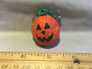 Orange bemalte Walnuss Halloween Kürbis Pin - grüner Bandstiel - Preis zu verkaufen - Bild 1 von 2