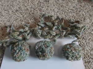 NEU - 3 handgefertigte gehäkelte Katzen Puffbälle mit Schlüsselbändern - Bild 1 von 3