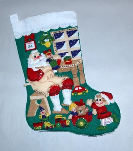 ACABADO Aplique de Fieltro Bucilla | *83200* TALLER DE SANTA 18" Medias de Navidad - Imagen 1 de 4