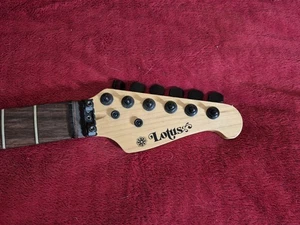 Lotus Super Strat Guitar Neck 22 tasti RW tastiera accordatori caricati dado di bloccaggio - Foto 1 di 16