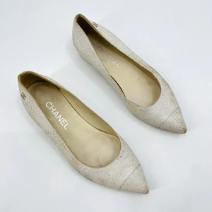 CHANEL 37 weiße spitz zulaufende Leder-Flats im Used-Look - Bild 1 von 10