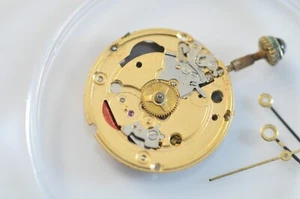 Reloj Omega Movimiento 1382 Cuarzo Motor Funcionando Piezas Faltadas - Imagen 1 de 8