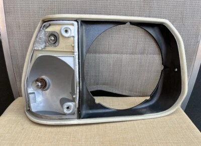 MAZDA 1977-80 FAMILIA 323 HATCHBACK GENUÍNO RHS KOITO FAROL ÚNICO SURROUND - Imagem 1 de 4