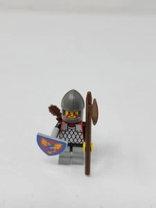 LEGO Minifigur: Waage Mail - rot mit schwarzen Armen, hellgraue Beine (cas157) - Bild 1 von 4