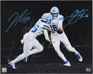 Jahmyr Gibbs and Jared Goff Lions Signed 16" x 20" Handoff Spotlight Photo - Picture 1 of 1